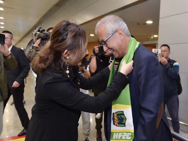 这很棒，这是我们自己的青训球员，控球冷静，敢于对抗，他会在正确的时机出现，快速、强硬，除了凯莱赫，宽萨可能是防线上最亮眼的球员，所以，这真的很棒，对我们来说这是最好的消息。
